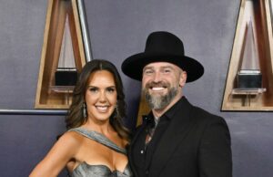 Zac Brown e Kendra Scott, que passaram rapidamente de novo casal a noivos, casam-se na Grécia Zac Brown e Kendra Scott, que passaram rapidamente de novo casal a noivos, casam-se na Grécia