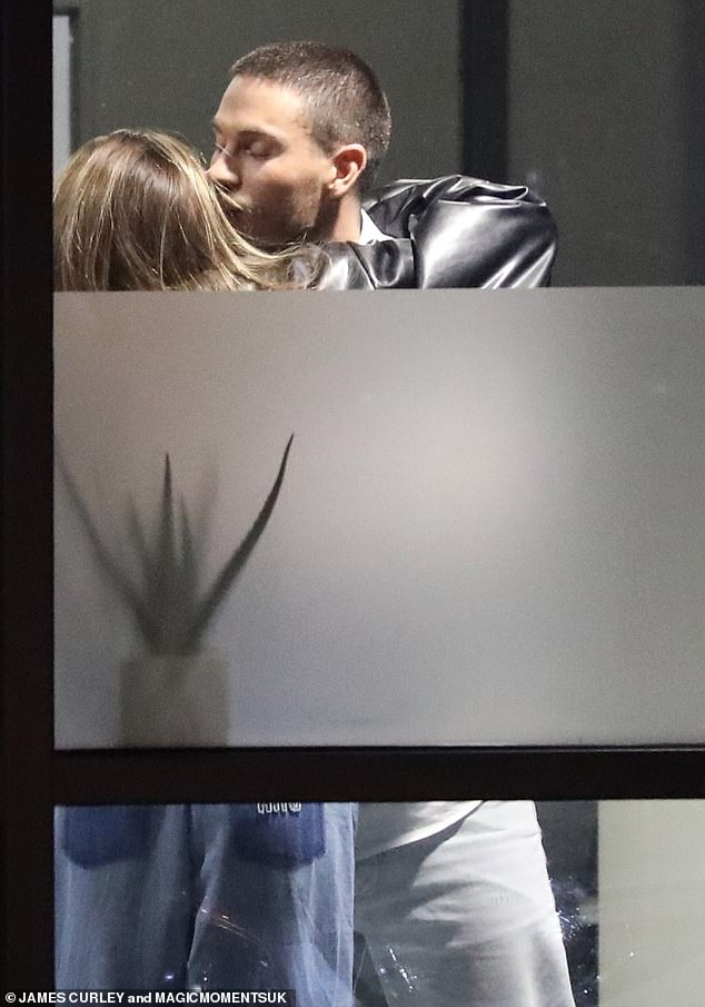 Zara McDermott recebe um beijo doce de Joey Essex quando Zara McDermott e Joey Essex foram vistos se despedindo docemente após a festa de encerramento de Cooking With The Stars, na qual ambos aparecerão
