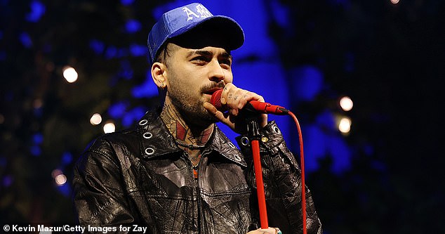 Zayn Malik recebe garrafas de água atiradas nele após perguntas O retorno de Zayn Malik foi marcado por um novo drama na quinta-feira, quando a estrela teve garrafas de água atiradas nele enquanto ele deixava uma sessão de perguntas e respostas com fãs em Londres.