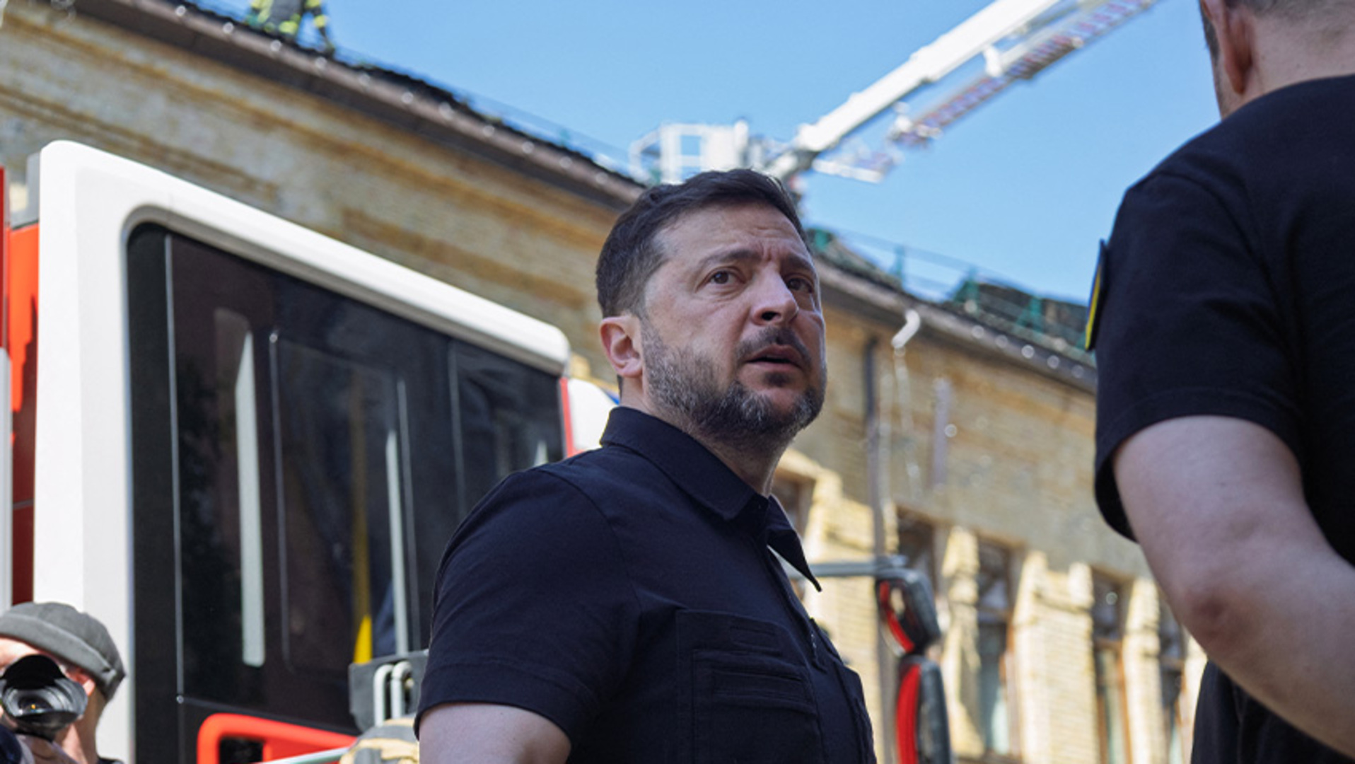 Zelenskyy fala com a Al Jazeera no local dos grandes ataques russos em Kyiv