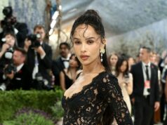 Zoë Kravitz esconde a mão esquerda no tapete vermelho do Met Gala Zoë Kravitz participa da comemoração do Met Gala de 2026