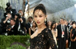 Zoë Kravitz esconde a mão esquerda no tapete vermelho do Met Gala Zoë Kravitz participa da comemoração do Met Gala de 2026