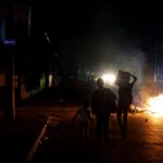 As pessoas protestam contra os frequentes cortes de energia enquanto a capital Havana enfrenta os piores apagões contínuos