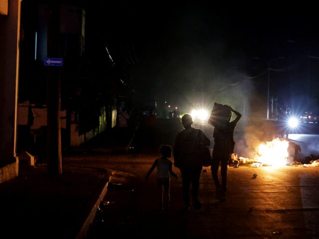 As pessoas protestam contra os frequentes cortes de energia enquanto a capital Havana enfrenta os piores apagões contínuos