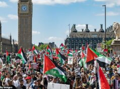 ‘Estamos enfrentando uma batalha pela alma da nação’: alerta de Starmer enquanto a polícia se prepara para lidar com 80.000 manifestantes em comícios rivais em Londres A Marcha Nacional pela Palestina do ano passado passou pela Ponte de Westminster e celebrou o aniversário da Nakba, quando cerca de 750 mil árabes palestinos foram expulsos de suas terras em 1948.