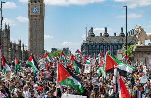 ‘Estamos enfrentando uma batalha pela alma da nação’: alerta de Starmer enquanto a polícia se prepara para lidar com 80.000 manifestantes em comícios rivais em Londres A Marcha Nacional pela Palestina do ano passado passou pela Ponte de Westminster e celebrou o aniversário da Nakba, quando cerca de 750 mil árabes palestinos foram expulsos de suas terras em 1948.