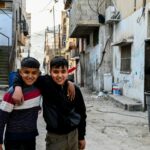 Uma trilha cercada por árvores no campo de refugiados de Tel Askar