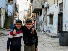 ‘Não consigo sentir minha perna’: tiros israelenses incapacitam adolescentes na Cisjordânia Uma trilha cercada por árvores no campo de refugiados de Tel Askar