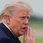 O presidente dos EUA, Donald Trump, caminha para embarcar no Força Aérea Um em Nova Jersey na sexta-feira.