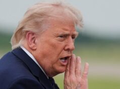 ‘Não dê ouvidos aos perdedores’: Trump diz que não há pressa no acordo com o Irã à medida que os detalhes começam a surgir O presidente dos EUA, Donald Trump, caminha para embarcar no Força Aérea Um em Nova Jersey na sexta-feira.