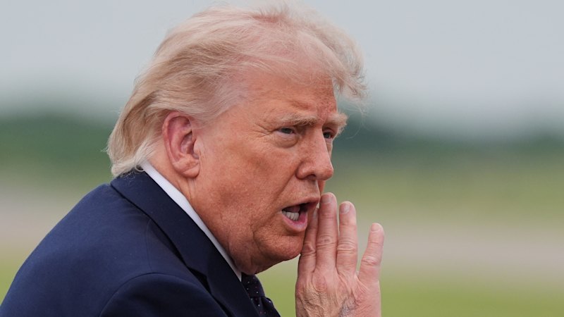 O presidente dos EUA, Donald Trump, caminha para embarcar no Força Aérea Um em Nova Jersey na sexta-feira.