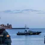 O Dr. Tedros Adhanom Ghebreyesus da OMS (frente, centro) e outros funcionários falam à mídia depois de inspecionar os preparativos em Tenerife.