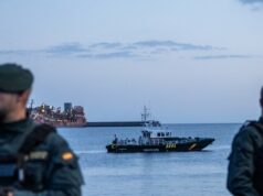 ‘Não gosto muito disto’: Tenerife prepara-se para a chegada de um navio infectado pelo hantavírus O Dr. Tedros Adhanom Ghebreyesus da OMS (frente, centro) e outros funcionários falam à mídia depois de inspecionar os preparativos em Tenerife.