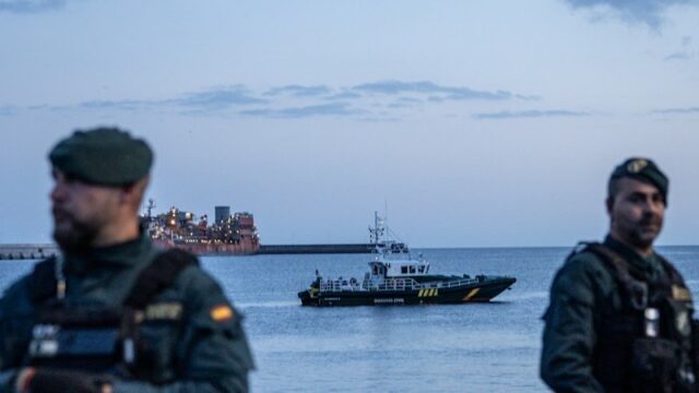 O Dr. Tedros Adhanom Ghebreyesus da OMS (frente, centro) e outros funcionários falam à mídia depois de inspecionar os preparativos em Tenerife.