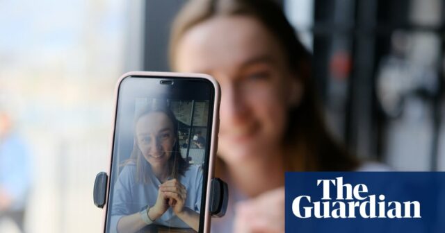 ‘O Instagram é realmente o novo LinkedIn’: por que a geração Z está usando as mídias sociais para ser contratada
