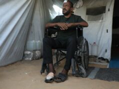 ‘Os ratos são como uma tempestade’: palestinos que buscam refúgio nos escombros lutam contra infestações de roedores filas em tendas em um estádio