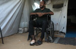 ‘Os ratos são como uma tempestade’: palestinos que buscam refúgio nos escombros lutam contra infestações de roedores filas em tendas em um estádio