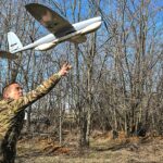 ‘Um novo tipo de guerra’: dentro das fábricas ocultas da Ucrânia que produzem drones de combate em massa