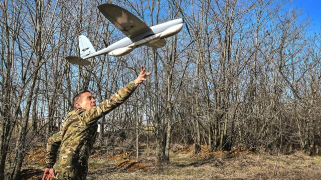 ‘Um novo tipo de guerra’: dentro das fábricas ocultas da Ucrânia que produzem drones de combate em massa

