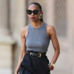 Calça de linho, colar, bolsa de ráfia, sandália e vestido listrado