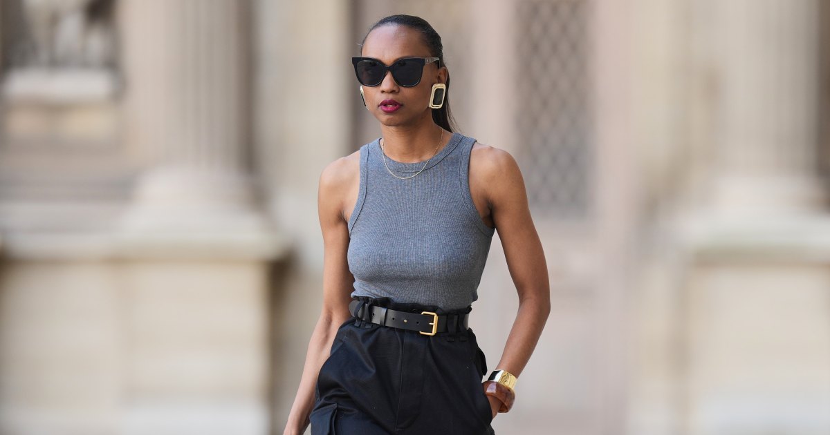 Calça de linho, colar, bolsa de ráfia, sandália e vestido listrado