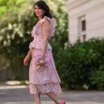 Celine Bethmann vestindo duas peças Worst Behavior listradas em azul em 16 de agosto de 2021 em Berlim, Alemanha.