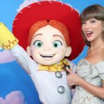 A música de 'Toy Story 5' de Taylor Swift, 'I Knew It, I Knew You', chega ao primeiro lugar, tornando-se seu 15º Topper da lista Hot 100