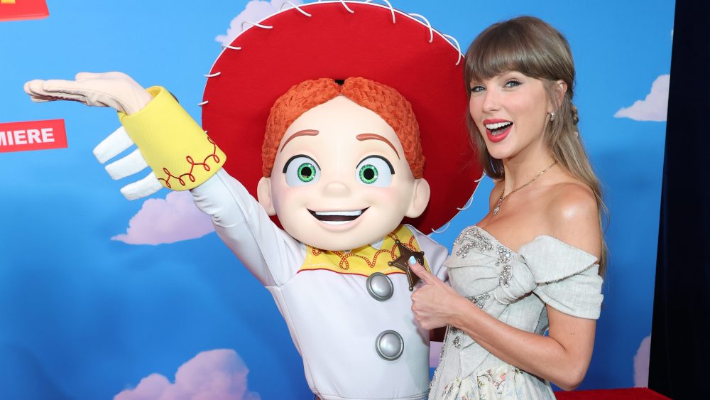 A música de 'Toy Story 5' de Taylor Swift, 'I Knew It, I Knew You', chega ao primeiro lugar, tornando-se seu 15º Topper da lista Hot 100