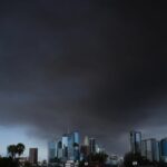 Equipes combatem um incêndio em um armazém no bairro de Boyle Heights, em Los Angeles, na quarta-feira, 17 de junho. - Jae C. Hong/AP