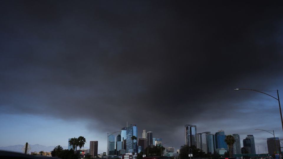 Equipes combatem um incêndio em um armazém no bairro de Boyle Heights, em Los Angeles, na quarta-feira, 17 de junho. - Jae C. Hong/AP