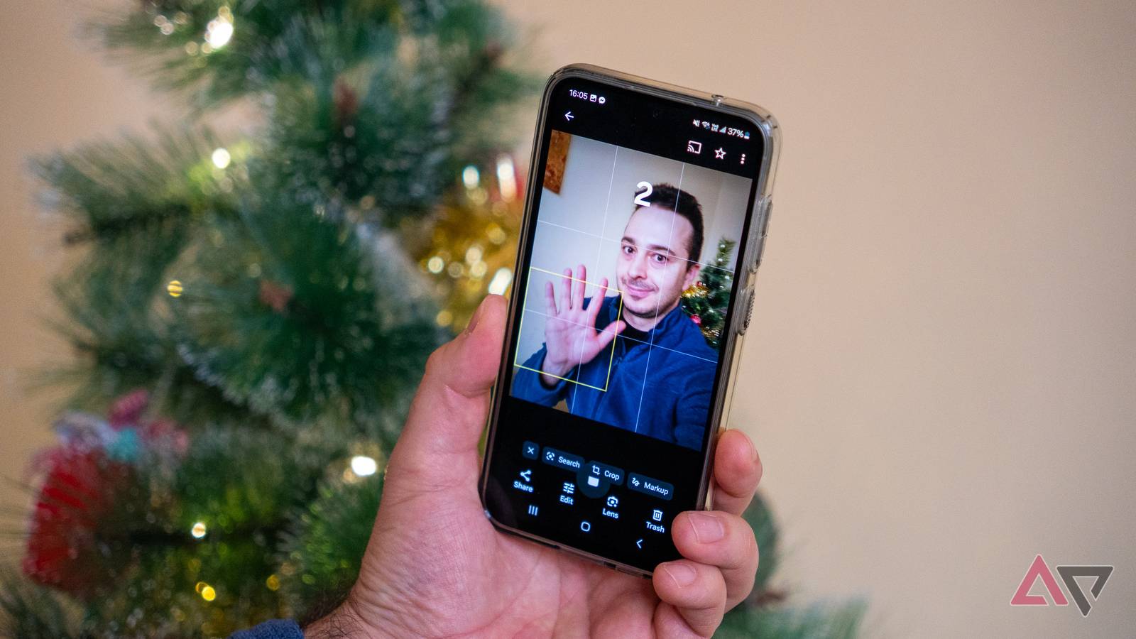 Um smartphone em um fundo colorido com o ícone do app da câmera Google Pixel na tela, sobreposto por um círculo vermelho com uma cruz