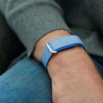 Uma pessoa usando o Fitbit Air