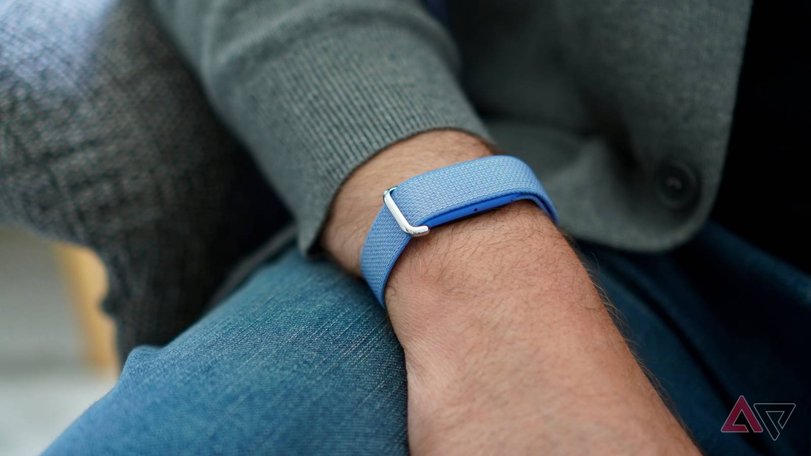 Uma pessoa usando o Fitbit Air