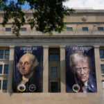 A América se separou da monarquia há 250 anos. A presidência de Trump está testando até onde chegou