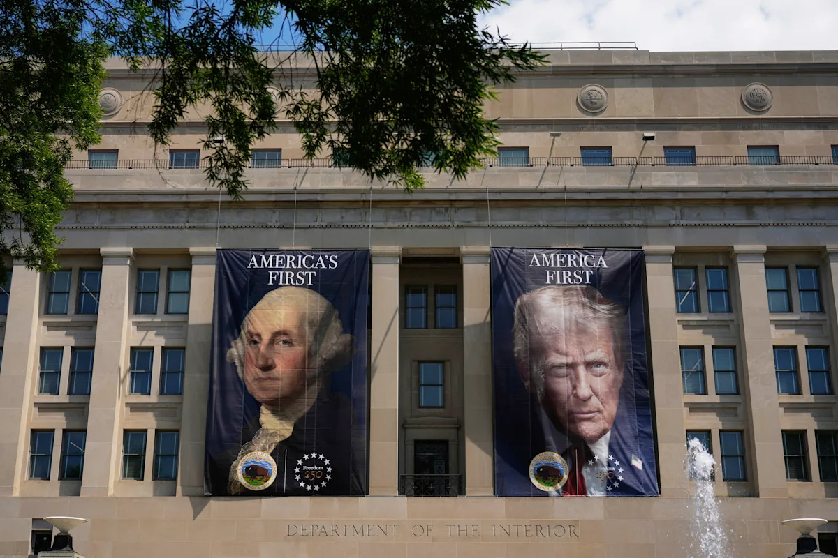 A América se separou da monarquia há 250 anos. A presidência de Trump está testando até onde chegou