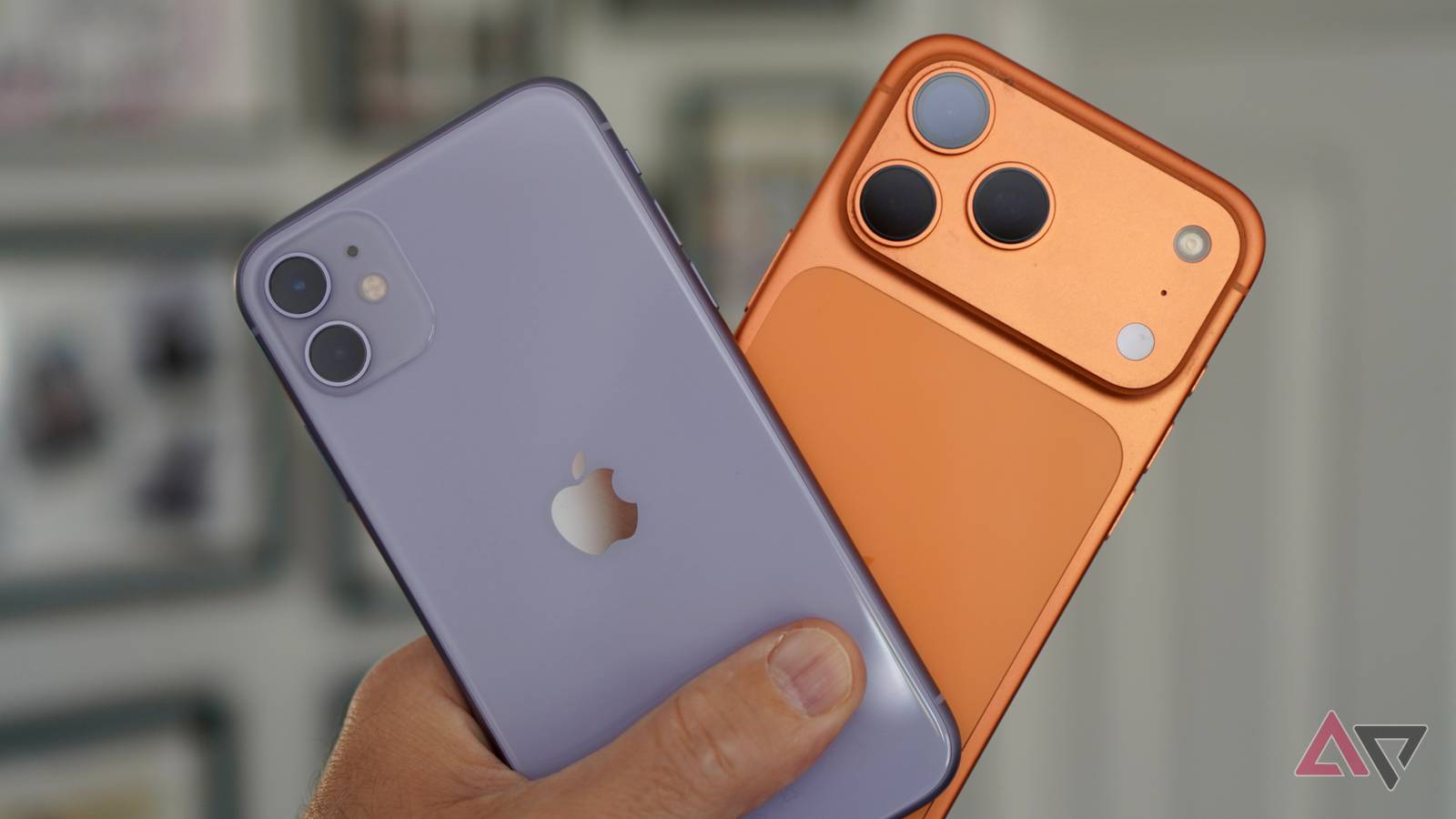 Mascote 3D do Android em uma plataforma gramada com ícones flutuantes para segurança, atualizações e compatibilidade de dispositivos.