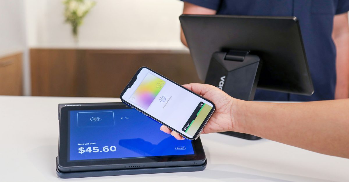 A Apple pode ter que permitir pagamentos de aplicativos de terceiros e rivais do Apple Pay no Reino Unido | A foto mostra uma transação do Apple Pay