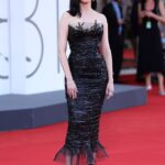 Bond Girl Eva Green teria sido levada às pressas para o hospital após sofrer um acidente no set do sucesso da Netflix na quarta-feira, que está atualmente filmando sua terceira temporada (foto em 2024)