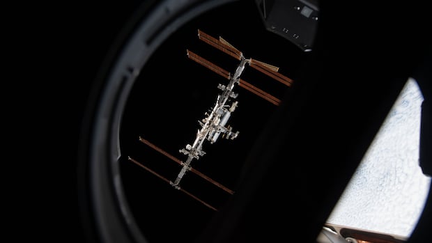 A Estação Espacial Internacional é velha e apresenta vazamentos. Deveria ser desativado mais cedo ou mais tarde?