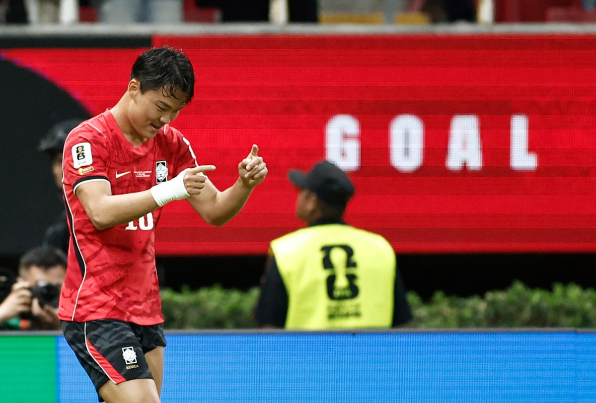 GUADALAJARA, MEXICO - JUNE 11: Myung-Bo Hong, Head Coach of Korea Republic, celebrates with Hyeon-Gyu Oh #18 of Korea Republic after the team's victory in the FIFA World Cup 2026 Group A match between Korea Republic and Czechia at Guadalajara Stadium on June 11, 2026 in Guadalajara, Mexico. (Photo by Lars Baron/Getty Images)