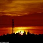 Nascer do sol sobre a zona rural de Oxfordshire, em Dunsden, hoje, enquanto a onda de calor continua