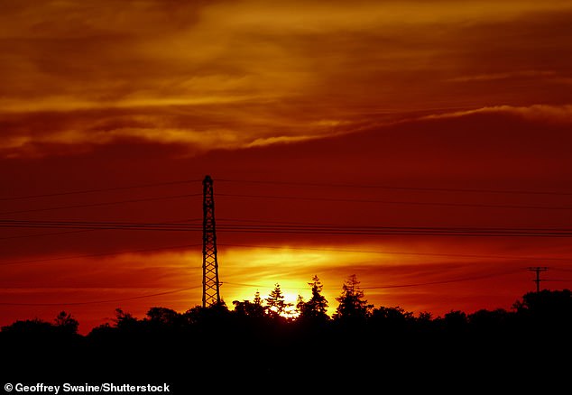 Nascer do sol sobre a zona rural de Oxfordshire, em Dunsden, hoje, enquanto a onda de calor continua
