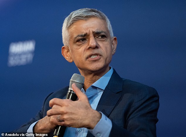 A potencial grande escalada do policiamento do Met em casos históricos de gangues de aliciamento ocorre apesar de Sir Sadiq Khan ter afirmado anteriormente que não havia “nenhuma indicação” de gangues de aliciamento operando na capital.