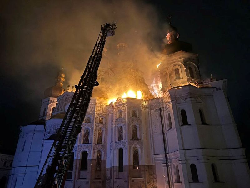 A Rússia diz que não atingiu o mosteiro de Kiev, diz que um míssil de defesa aérea Patriot fabricado nos EUA o fez