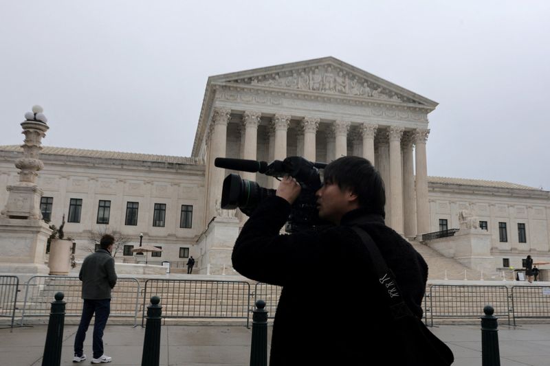 A administração Trump pede ao Supremo Tribunal dos EUA que endosse a política de detenção de imigrantes