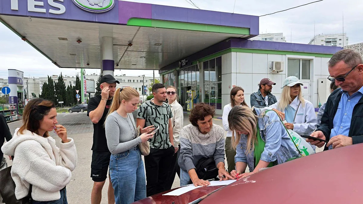 Carros fazem fila para abastecer em um posto de gasolina depois que as autoridades restringiram as vendas de combustível em meio a uma escassez de abastecimento após ataques ucranianos a rotas logísticas durante o conflito Rússia-Ucrânia, em Saki, Crimeia, 1º de junho de 2026
