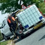 Os moradores avistaram um barco puxado por uma van tirando água de um cano vertical à beira da estrada, enquanto as torneiras de 15 mil casas em toda a região permaneciam secas.