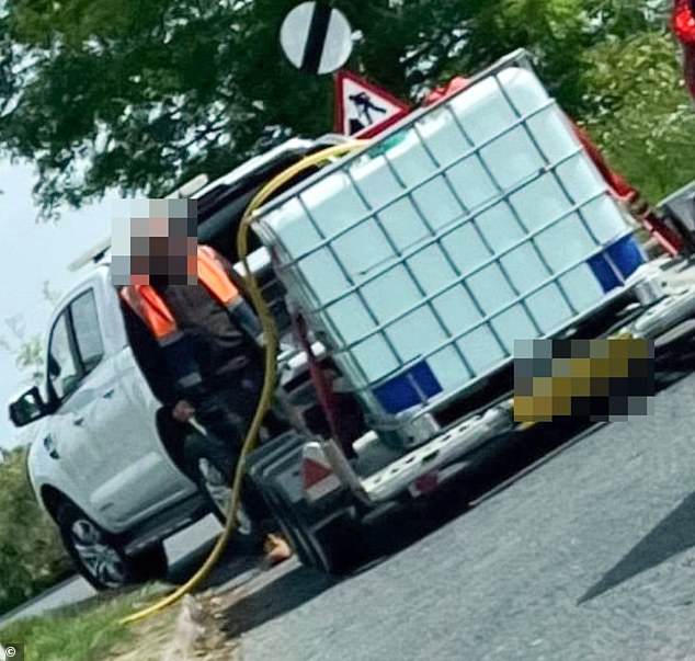 Os moradores avistaram um barco puxado por uma van tirando água de um cano vertical à beira da estrada, enquanto as torneiras de 15 mil casas em toda a região permaneciam secas.