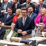 Andy Burnham prestando juramento no Parlamento ontem em meio a preparativos frenéticos para entrar em Downing Street