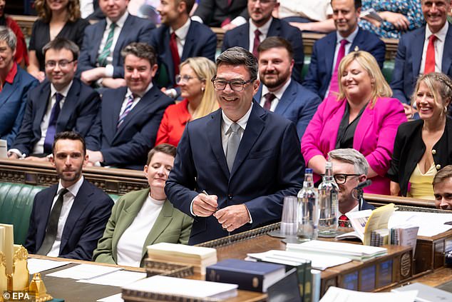 Andy Burnham prestando juramento no Parlamento ontem em meio a preparativos frenéticos para entrar em Downing Street
